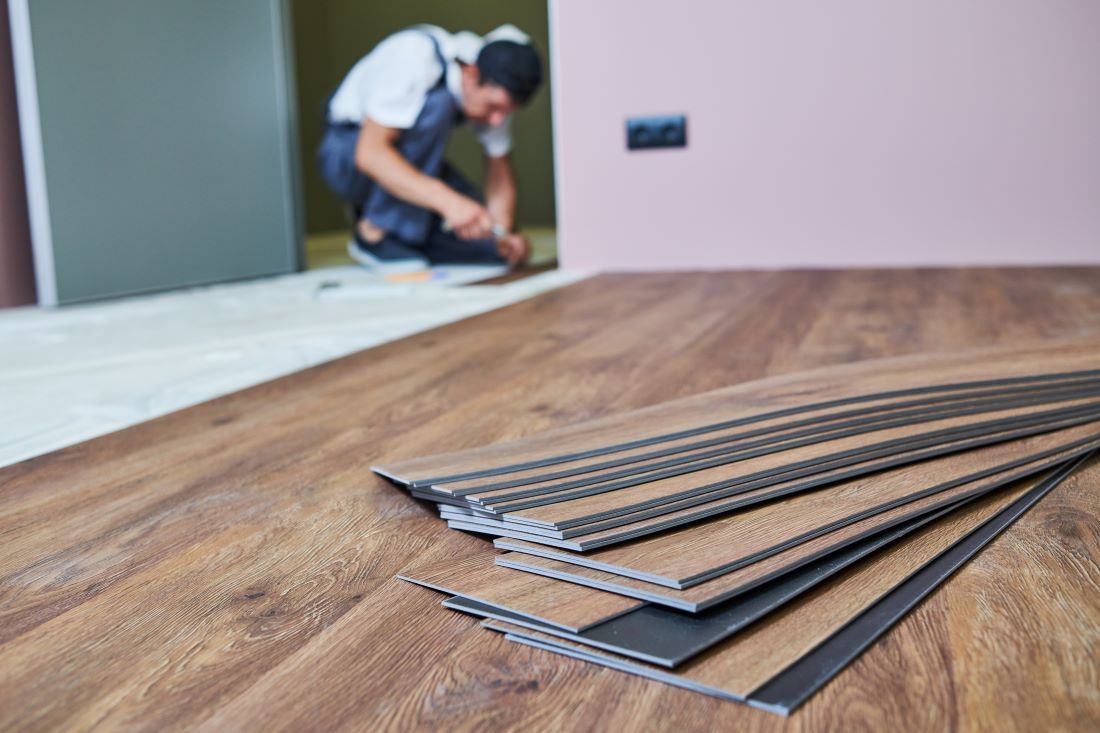 Bodenleger beim Arbeiten